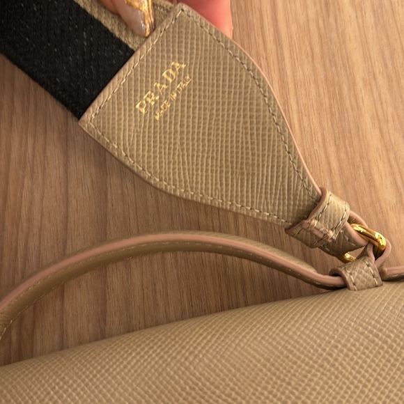 Tan leather handbag with black and tan guitar strap - Picture 4 of 6